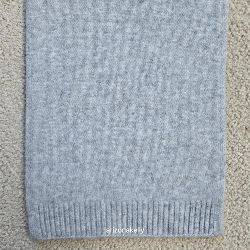 NWOT Cashmere Knit Light Grey Classic Scarf With Ribbed Ends